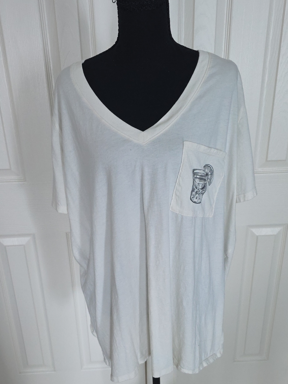 torrid White V-Neck Pocket Tee with Drink Sketch Sz 3